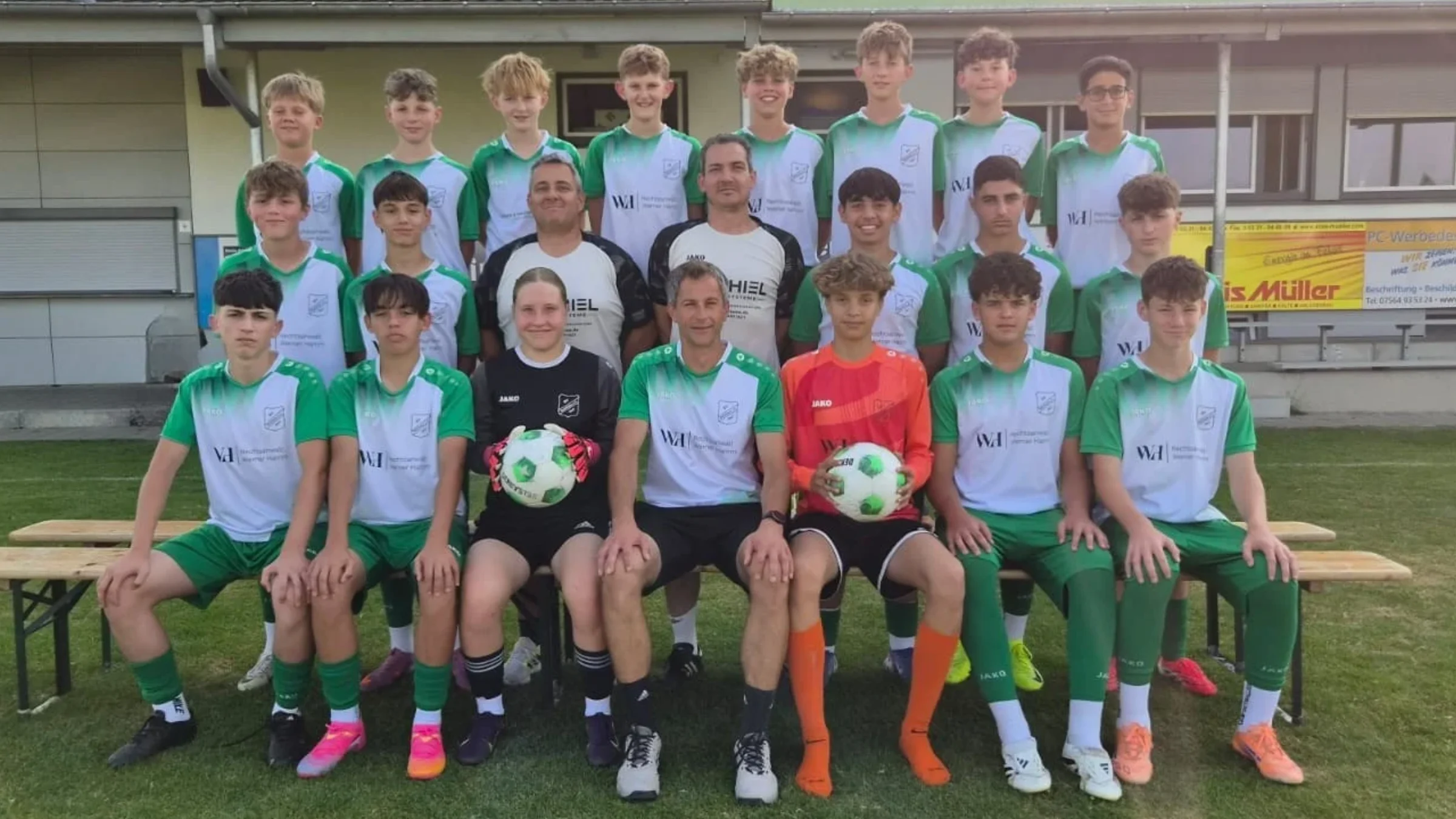 Mannschaftsfoto der SV Steinheim U15 mit Spielern und Trainerteam